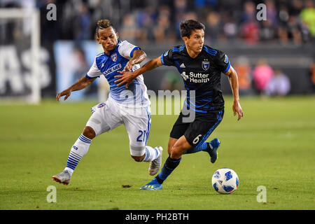 29. August 2018: San Jose Earthquakes Mittelfeldspieler Shea Salinas (6) steuert den Ball vor der FC Dallas Mittelfeldspieler Michael Barrios (21) Während die MLS-Match zwischen dem FC Dallas und San Jose Earthquakes bei Avaya im Stadion in San Jose, Kalifornien. Chris Brown/CSM Stockfoto