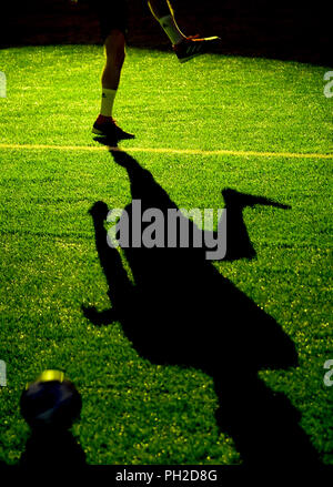Dpatop - 29. August 2018, Berlin, Deutschland: Teilnehmer spielen Straße Fußball an der Tango Liga. Foto: Britta Pedersen/dpa-Zentralbild/dpa Stockfoto