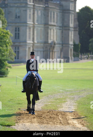 Stamford, Großbritannien. 30. Aug 2018. 30. August 2018. Oliver Townend (GB), MHS König Joule vor Burghley House während der Dressur Phase des Land Rover Burghley Horse Trials 2018 in Stamford, Lincolnshire, Großbritannien. Credit: Jonathan Clarke/Alamy leben Nachrichten Stockfoto