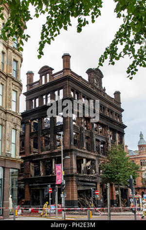 Belfast, UK. 30. Aug 2018. Straßen noch geschlossen aufgrund der großen Feuer am Primark Store im Zentrum von Belfast. Die historische wurde komplett zerstört nach Feuer es Credit: Bonzo/Alamy Leben Nachrichten verschlungen Stockfoto