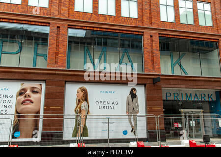 Belfast, UK. 30. Aug 2018. Straßen noch geschlossen aufgrund der großen Feuer am Primark Store im Zentrum von Belfast. Die historische wurde komplett zerstört nach Feuer es Credit: Bonzo/Alamy Leben Nachrichten verschlungen Stockfoto