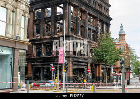 Belfast, UK. 30. Aug 2018. Straßen noch geschlossen aufgrund der großen Feuer am Primark Store im Zentrum von Belfast. Die historische wurde komplett zerstört nach Feuer es Credit: Bonzo/Alamy Leben Nachrichten verschlungen Stockfoto