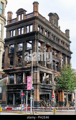 Belfast, UK. 30. Aug 2018. Straßen noch geschlossen aufgrund der großen Feuer am Primark Store im Zentrum von Belfast. Die historische wurde komplett zerstört nach Feuer es Credit: Bonzo/Alamy Leben Nachrichten verschlungen Stockfoto