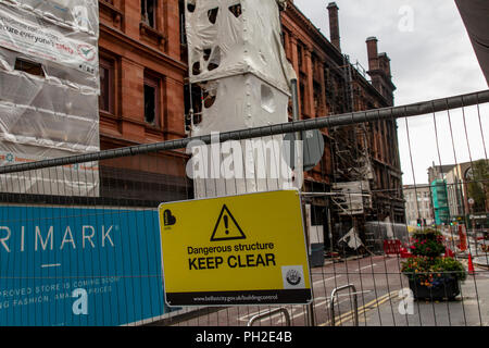 Belfast, UK. 30. Aug 2018. Straßen noch geschlossen aufgrund der großen Feuer am Primark Store im Zentrum von Belfast. Die historische wurde komplett zerstört nach Feuer es Credit: Bonzo/Alamy Leben Nachrichten verschlungen Stockfoto