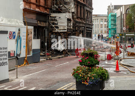 Belfast, UK. 30. Aug 2018. Straßen noch geschlossen aufgrund der großen Feuer am Primark Store im Zentrum von Belfast. Die historische wurde komplett zerstört nach Feuer es Credit: Bonzo/Alamy Leben Nachrichten verschlungen Stockfoto