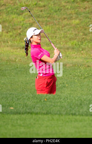 Jeongseon, östlich von Seoul, Südkorea. 25 Aug, 2018. Shin-Ae Ahn (KOR) Golf: Shin-Ae Ahn von Südkorea Uhren ihr Schuß am 13. Fairway in der zweiten Runde der KLPGA Hoch 1 Resort Ladies Open 2018 auf dem High 1 Country Club in Jeongseon, östlich von Seoul, Südkorea. Quelle: Lee Jae-Won/LBA/Alamy leben Nachrichten Stockfoto