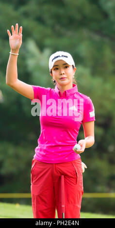 Jeongseon, östlich von Seoul, Südkorea. 25 Aug, 2018. Shin-Ae Ahn (KOR) Golf: Shin-Ae Ahn von Südkorea Gesten zu Ihrem caddie auf dem 13 Grün während der zweiten Runde der KLPGA Hoch 1 Resort Ladies Open 2018 auf dem High 1 Country Club in Jeongseon, östlich von Seoul, Südkorea. Quelle: Lee Jae-Won/LBA/Alamy leben Nachrichten Stockfoto