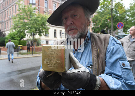 30. August 2018, Chemnitz, Deutschland: Kölner Künstler Gunter Demnig verlegt 19 neue Stolpersteine in Chemnitz. Die Stolpersteine ehren Bürger, die Opfer des Nationalsozialismus. Bei Andrestraße 11, die Stolpersteine wurden in Erinnerung an Rosa Abel und Hannah Abel gelegt. Kinder der Montessori Schule und ihre Lehrer begleitet die Ereignisse. Foto: Harry Härtel/dpa-Zentralbild/dpa Stockfoto