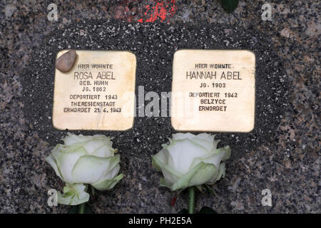 30. August 2018, Chemnitz, Deutschland: Kölner Künstler Gunter Demnig verlegt 19 neue Stolpersteine in Chemnitz. Die Stolpersteine ehren Bürger, die Opfer des Nationalsozialismus. Bei Andrestraße 11, die Stolpersteine wurden in Erinnerung an Rosa Abel und Hannah Abel gelegt. Kinder der Montessori Schule und ihre Lehrer begleitet die Ereignisse. Foto: Harry Härtel/dpa-Zentralbild/dpa Stockfoto