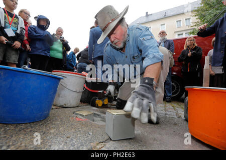 30. August 2018, Chemnitz, Deutschland: Kölner Künstler Gunter Demnig verlegt 19 neue Stolpersteine in Chemnitz. Die Stolpersteine ehren Bürger, die Opfer des Nationalsozialismus. Bei Andrestraße 11, die Stolpersteine wurden in Erinnerung an Rosa Abel und Hannah Abel gelegt. Kinder der Montessori Schule und ihre Lehrer begleitet die Ereignisse. Foto: Harry Härtel/dpa-Zentralbild/dpa Stockfoto