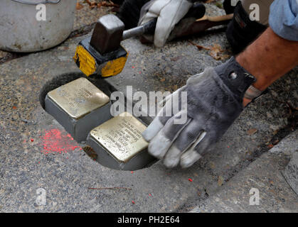 30. August 2018, Chemnitz, Deutschland: Kölner Künstler Gunter Demnig verlegt 19 neue Stolpersteine in Chemnitz. Die Stolpersteine ehren Bürger, die Opfer des Nationalsozialismus. Bei Andrestraße 11, die Stolpersteine wurden in Erinnerung an Rosa Abel und Hannah Abel gelegt. Kinder der Montessori Schule und ihre Lehrer begleitet die Ereignisse. Foto: Harry Härtel/dpa-Zentralbild/dpa Stockfoto