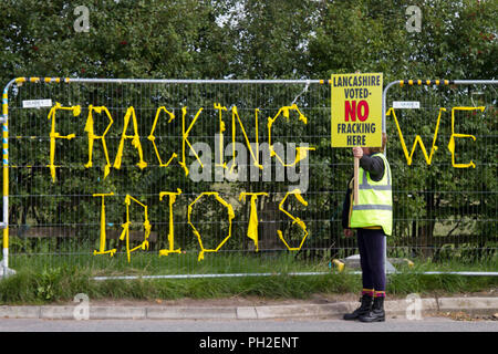 Blackpool, Lancashire, 30. Aug 2018. Fracking für Shale Gas an der Caudrilla Exploration Website unmittelbar nach gab die Regierung grünes Licht für den Druck zu beginnen. Caudrilla haben darauf hingewiesen, dass die Absicht besteht, das Fracking im September zu beginnen, wenn die Versorgung mit Wasser aus dem nahe gelegenen reservior verfügbar sind. Dies ist die erste multi-well Shale Gas frack Pad ist eine von vielen erwartet, in The Fylde wie im Norden genehmigt werden - westlich von England ist auf Gas reichen und geeignet für Exploration geglaubt. Credit: MediaWorldImages/Alamy leben Nachrichten Stockfoto