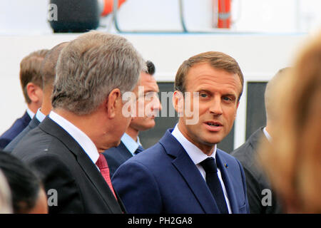 Helsinki, Finnland. August 30, 2018. Finnische Präsident Sauli Niinistö (L) und der französische Präsident Emmanuel Längestrich (R) ein Spaziergang auf dem Marktplatz nach ihrer gemeinsamen Pressekonferenz. Credit: Taina Sohlman/Alamy leben Nachrichten Stockfoto