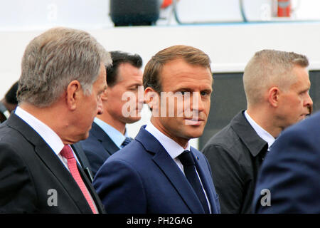 Helsinki, Finnland. August 30, 2018. Finnische Präsident Sauli Niinistö (L) und der französische Präsident Emmanuel Längestrich (C) einen Spaziergang auf dem Marktplatz nach ihrer gemeinsamen Pressekonferenz. Credit: Taina Sohlman/Alamy leben Nachrichten Stockfoto