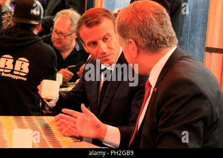 Helsinki, Finnland. August 30, 2018. Der französische Präsident Emmanuel Längestrich (C) und der finnische Präsident Sauli Niinistö (C-R), eine Tasse Kaffee in einem kleinen Marktplatz Cafeteria nach ihrer gemeinsamen Pressekonferenz. Credit: Taina Sohlman/Alamy leben Nachrichten Stockfoto