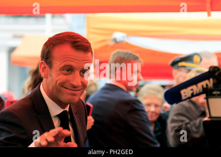 Helsinki, Finnland. August 30, 2018. Der französische Präsident Emmanuel Längestrich (L) Blätter Cafeteria am Marktplatz nach einer Tasse Kaffee mit finnischen Präsidenten Sauli Niinistö (nicht im Bild). Credit: Taina Sohlman/Alamy leben Nachrichten Stockfoto