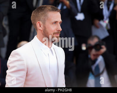 Venedig, Italien. 29. Aug 2018. Ryan Gosling in der ersten Mann Premiere, Eröffnungsfeier und Lifetime Achievement Award Vanessa Redgrave am 75. Filmfestival von Venedig, Sala Grande am Mittwoch, den 29. August 2018, Venice Lido, Italien. Stockfoto