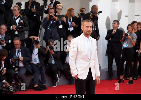 Venedig, Italien. 29. Aug 2018. Ryan Gosling in der ersten Mann Premiere, Eröffnungsfeier und Lifetime Achievement Award Vanessa Redgrave am 75. Filmfestival von Venedig, Sala Grande am Mittwoch, den 29. August 2018, Venice Lido, Italien. Stockfoto