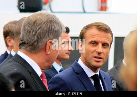 Helsinki, Finnland. August 30, 2018. Finnische Präsident Sauli Niinistö (L) und der französische Präsident Emmanuel Längestrich (R) ein Spaziergang auf dem Marktplatz nach ihrer gemeinsamen Pressekonferenz. Credit: Taina Sohlman/Alamy leben Nachrichten Stockfoto