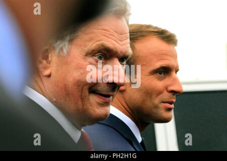 Helsinki, Finnland. August 30, 2018. Finnische Präsident Sauli Niinistö (L) und der französische Präsident Emmanuel Längestrich (R) ein Spaziergang auf dem Marktplatz nach ihrer gemeinsamen Pressekonferenz. Credit: Taina Sohlman/Alamy Leben Nachrichten. - Hinweis: Bild in voller Größe zeigt Mängel. Stockfoto