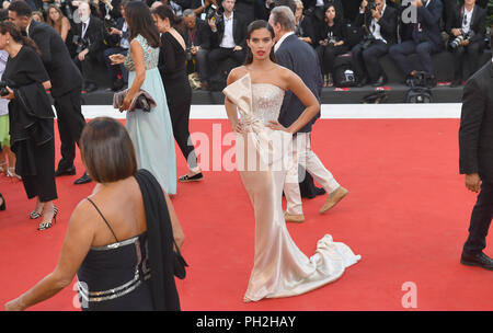 29.08.2018, Italien, Venedig: Das Modell Sara Sampaio bei der Eröffnung des Filmfestivals auf dem roten Teppich am Lido gesehen werden kann. Der Film Festival findet vom 29. August bis 8. September und wird für die 75. Mal findet in diesem Jahr. Foto: Felix Hörhager/dpa Stockfoto