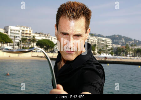 Cannes, Frankreich - 20. Oktober 2008: Mipcom in Cannes. Uri Geller, der Israeli-British Löffel Bender bei der MIPCOM, der Internationalen Film- und Programm Markt für Fernseher, Video, Internet, Kabel- und Sat-Inhalt. MIPTV, ein Reed MIDEM Veranstaltung | Nutzung weltweit Stockfoto