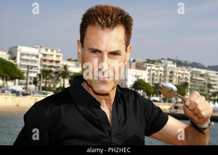 Cannes, Frankreich - 20. Oktober 2008: Mipcom in Cannes. Uri Geller, der Israeli-British Löffel Bender bei der MIPCOM, der Internationalen Film- und Programm Markt für Fernseher, Video, Internet, Kabel- und Sat-Inhalt. MIPTV, ein Reed MIDEM Veranstaltung | Nutzung weltweit Stockfoto