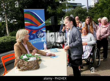 Salford, UK. 30. August 2018. Ehemalige Blue Peter presenter Anthea Turner braucht Zeit mit einem jungen Fan Chat nach einem Fragen und Antworten Session in der Blauen Peter Garten als die Show feiert es ist 6 oth Jahr in Produktion. Die Sitzung läuft neben einem anderen BBC-Produktion, die Antiques Roadshow, die in Media City, Salford gefilmt worden ist, 30. August 2018 (C) Barbara Cook/Alamy leben Nachrichten Stockfoto