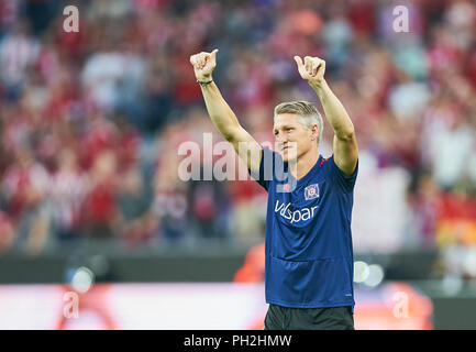 München, Deutschland. 28. August 2018. FC Bayern München - Chicago Fire Fußball, München, August 28, 2018 Schweinsteiger grüßt an Fans, halbe Größe, Porträt, FC BAYERN MÜNCHEN - CHICAGO FIRE Abschiedsspiel Bastian Schweinsteiger, FCB-Legende, Zeremonie, 1. Bundesliga, München, August 28, 2018, Saison 2018/2019, Spieltag x, FCB, © Peter Schatz/Alamy leben Nachrichten Stockfoto