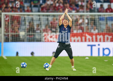 München, Deutschland. 28. August 2018. FC Bayern München - Chicago Fire Fußball, München, August 28, 2018 Schweinsteiger grüßt Fans FC BAYERN MÜNCHEN - CHICAGO FIRE Abschiedsspiel Bastian Schweinsteiger, FCB-Legende, Zeremonie, 1. Bundesliga, München, August 28, 2018, Saison 2018/2019, Spieltag x, FCB, © Peter Schatz/Alamy leben Nachrichten Stockfoto