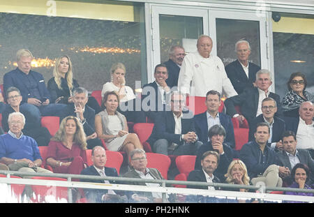 München, Deutschland. 28. August 2018. FC Bayern München - Chicago Fire Fußball, München, August 28, 2018 Oliver KAHN mit seiner Frau Svenja, Herbert Hainer, Vorstandsvorsitzender von adidas, Karl-Heinz Rummenigge (CEO, Vorstandsvorsitzender FCB AG), Präsident und Vorsitzender Uli Hoeness (FCB), Jan-Christian Dreesen, Managing Direktor Finanzen FCB, Andreas Jung, Marketing Director und Mitglied der Geschäftsleitung FCB, Jörg WACKER, Geschäftsführer internationale Angelegenheiten, Manager, Geschäftsführer, DFB-headcoach Joachim Jogi Löw, Löw, Oliver Bierhoff, Manager, DFB-Teammanager, Jupp Heynckes, ehemaliger FCB-Trainer mit seiner Frau Iris, Philipp LAHM Stockfoto