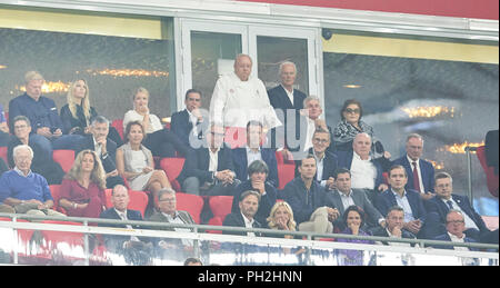 München, Deutschland. 28. August 2018. FC Bayern München - Chicago Fire Fußball, München, August 28, 2018 Oliver KAHN mit seiner Frau Svenja, Herbert Hainer, Vorstandsvorsitzender von adidas, Karl-Heinz Rummenigge (CEO, Vorstandsvorsitzender FCB AG), Präsident und Vorsitzender Uli Hoeness (FCB), Jan-Christian Dreesen, Managing Direktor Finanzen FCB, Andreas Jung, Marketing Director und Mitglied der Geschäftsleitung FCB, Jörg WACKER, Geschäftsführer internationale Angelegenheiten, Manager, Geschäftsführer, DFB-headcoach Joachim Jogi Löw, Löw, Oliver Bierhoff, Manager, DFB-Teammanager, Jupp Heynckes, ehemaliger FCB-Trainer mit seiner Frau Iris, Philipp LAHM Stockfoto