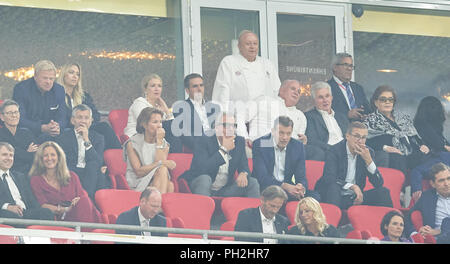 München, Deutschland. 28. August 2018. FC Bayern München - Chicago Fire Fußball, München, August 28, 2018 Oliver KAHN mit seiner Frau Svenja, Herbert Hainer, Vorstandsvorsitzender von adidas, Karl-Heinz Rummenigge (CEO, Vorstandsvorsitzender FCB AG), Präsident und Vorsitzender Uli Hoeness (FCB), Jan-Christian Dreesen, Managing Direktor Finanzen FCB, Andreas Jung, Marketing Director und Mitglied der Geschäftsleitung FCB, Jörg WACKER, Geschäftsführer internationale Angelegenheiten, Manager, Geschäftsführer, DFB-headcoach Joachim Jogi Löw, Löw, Oliver Bierhoff, Manager, DFB-Teammanager, Jupp Heynckes, ehemaliger FCB-Trainer mit seiner Frau Iris, Philipp LAHM Stockfoto