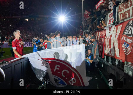 München, Deutschland. 28. August 2018. FC Bayern München - Chicago Fire Fußball, München, August 28, 2018 Bastian SCHWEINSTEIGER, FCB 31 mit Fans FC BAYERN MÜNCHEN - CHICAGO FIRE Abschiedsspiel Bastian Schweinsteiger, FCB-Legende, Zeremonie, 1. Bundesliga, München, August 28, 2018, Saison 2018/2019, Spieltag x, FCB, © Peter Schatz/Alamy leben Nachrichten Stockfoto