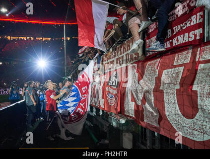 München, Deutschland. 28. August 2018. FC Bayern München - Chicago Fire Fußball, München, August 28, 2018 Bastian SCHWEINSTEIGER, FCB 31 mit Fans FC BAYERN MÜNCHEN - CHICAGO FIRE Abschiedsspiel Bastian Schweinsteiger, FCB-Legende, Zeremonie, 1. Bundesliga, München, August 28, 2018, Saison 2018/2019, Spieltag x, FCB, © Peter Schatz/Alamy leben Nachrichten Stockfoto