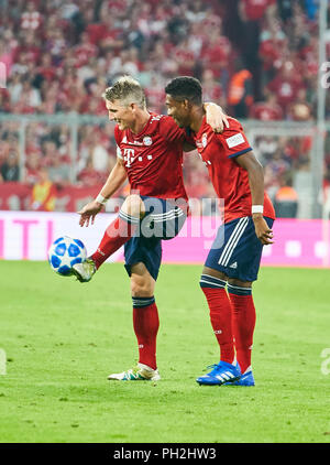 München, Deutschland. 28. August 2018. FC Bayern München - Chicago Fire Fußball, München, August 28, 2018 David Alaba, FCB 27 mit Bastian Schweinsteiger, FCB 31 Spaß FC BAYERN MÜNCHEN - CHICAGO FIRE Abschiedsspiel Bastian Schweinsteiger, FCB-Legende, Zeremonie, 1. Bundesliga, München, August 28, 2018, Saison 2018/2019, Spieltag x, FCB, © Peter Schatz/Alamy leben Nachrichten Stockfoto