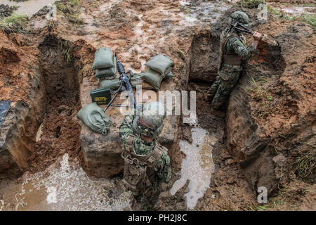 Camp Shelby, Miss, USA. 30 Aug, 2018. CAMP SHELBY, Fräulein (Aug. 20, 2018) Seabees stand, die sich in ihrem Kampf gegen die Position während des Naval Mobile Konstruktion Bataillon (NMCB) 133's Field Training übung (Ftx) am Lager Shelby. FTX bietet eine solide Ausbildung Umwelt wo Seabee Kräfte planen und mehrere Mission wesentliche Aufgaben einschließlich der Konvoi Sicherheit, Schutz ausführen und Camp Ablagerungen vor der Bereitstellung. (U.S. Marine Foto von Mass Communication Specialist 2. Klasse George M. Bell/Freigegeben) 180820-N-ZI 635-258 US Navy über globallookpress.com (Credit Bild: © US Navy/Russisch Stockfoto