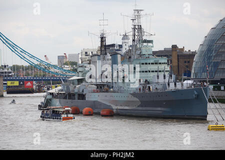 London, UK, 30. August 2018, Menschen genießen Sie den Sonnenschein auf einem kleinen Boot wie es HMS Belfast Auf der Themse in London. Die Wettervorhersage ist bewölkt, sonnig und mindestens für die nächste Woche vereinbarte in Anfang September. Kredit Keith Larby/Alamy leben Nachrichten Stockfoto