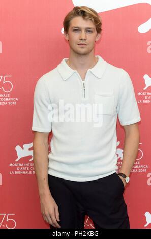 Venedig, Italien. 30 Aug, 2018. Joe Alwyn Posen auf dem Foto Aufruf von 'Favoriten' während der 75 nd Filmfestspiele in Venedig in Palazzo del Casino in Venedig, Italien, am 30. August 2018. | Verwendung der weltweiten Kredit: dpa/Alamy leben Nachrichten Stockfoto