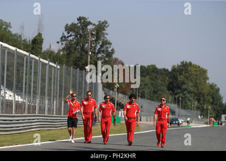 Monza, Italien. 30. August 2018, Autodromo Nazionale di Monza, Monza, Italien, Formel 1 Grand Prix von Italien, Treiber Ankünfte und Pressekonferenz; Scuderia Ferrari, Sebastian Vettel während seiner Spur spaziergang Credit: Aktion Plus Sport Bilder/Alamy leben Nachrichten Stockfoto