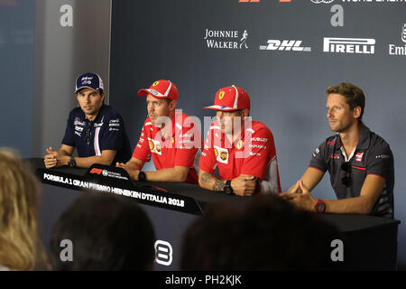 Monza, Italien. 30. August 2018, Autodromo Nazionale di Monza, Monza, Italien, Formel 1 Grand Prix von Italien, Treiber Ankünfte und Pressekonferenz; Racing Point Force India, Sergio Perez, Scuderia Ferrari, Sebastian Vettel, Kimi Räikkönen und Haas F1 Team, Romain Grosjean Credit: Aktion Plus Sport Bilder/Alamy leben Nachrichten Stockfoto