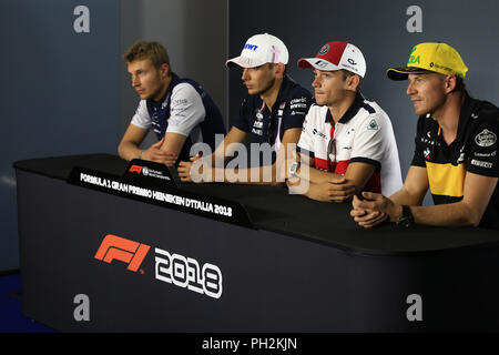 Monza, Italien. 30. August 2018, Autodromo Nazionale di Monza, Monza, Italien, Formel 1 Grand Prix von Italien, Treiber Ankünfte und Pressekonferenz; Williams Martini Racing, Sergei Sirotkin, Racing Point Force India, Esteban Ocon, Alfa Romeo Sauber F1 Team, Charles Leclerc und Renault Sport F1-Team Nico Hulkenberg Credit: Aktion Plus Sport Bilder/Alamy leben Nachrichten Stockfoto