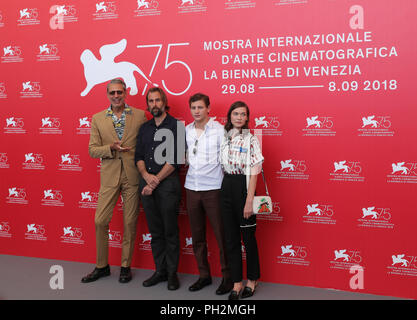 Venedig, Italien. 30 Aug, 2018. Schauspieler Jeff Goldblum, Direktor Rick Alverson, Schauspieler Tye Sheridan und Schauspielerin Hannah Brutto (L-R) an den "Berg" fotoshooting während des 75. Filmfestival von Venedig im Sala Casino, Venedig, Italien, Aug 30., 2018. Credit: Cheng Tingting/Xinhua/Alamy leben Nachrichten Stockfoto