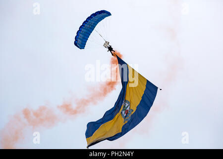 Bournemouth, Dorset UK. 30. August 2018. Bis zu eine Million Menschen sind in Bournemouth über die nächsten vier Tage zu steigen als die 11. jährliche Bournemouth Air Festival unterwegs erhält. Perfektes Wetter für das Fliegen. Die Tiger Freefall Team begeistern die Massen, als Fallschirmspringer mit Fallschirm und Fahne mit Motto Crest auf Absteigt. Credit: Carolyn Jenkins/Alamy leben Nachrichten Stockfoto