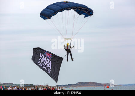 Bournemouth, Dorset UK. 30. August 2018. Bis zu eine Million Menschen sind in Bournemouth über die nächsten vier Tage zu steigen als die 11. jährliche Bournemouth Air Festival unterwegs erhält. Perfektes Wetter für das Fliegen. Die Tiger Freefall Team begeistern die Massen - als Fallschirmspringer kommt ins Land am Strand mit Fallschirm und flag-Armee werden die besten Flagge Credit: Carolyn Jenkins/Alamy leben Nachrichten Stockfoto