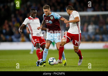 Burnley, Großbritannien. 30. August 2018. Mady Camara von Olympiakos, Jeff Hendrick von Burnley und Omar Elabdellaoui von Olympiakos während der UEFA Europa League Play-Off Runde zweite Bein Übereinstimmung zwischen Burnley und Olympiakos in Turf Moor am 30. August 2018 in Burnley, England. Credit: PHC Images/Alamy leben Nachrichten Stockfoto