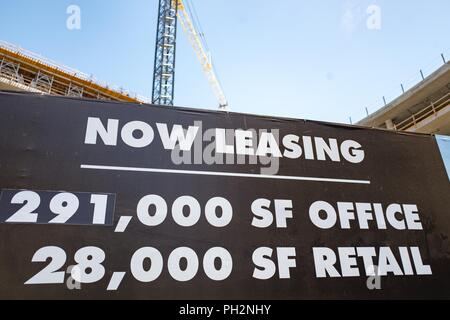 Anmelden Werbung Leasing im Unter-Bau 700 Santana Row, Office Park auf der Santana Row, a Luxury outdoor Shopping Mall im Silicon Valley, San Jose, Kalifornien, 7. Juni 2018. () Stockfoto