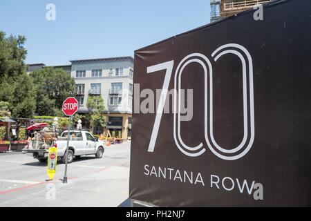 Zeichen an der Baustelle für 700 Santana Row, Office Park auf der Santana Row, a Luxury outdoor Shopping Mall im Silicon Valley, San Jose, Kalifornien, 7. Juni 2018. () Stockfoto