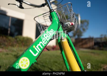 Close-up, low-angle Blick auf Logo auf die Querstrebe des dockless mietbaren Fahrrad von Startup Kalk auf Alameda Island, Alameda, Kalifornien, 11. Juni 2018 abgestellt. Kalk wurde berichtet von 250 Mio. $ in Venture Capital Finanzierung im Jahr 2018 angehoben zu haben. () Stockfoto