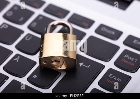 Nahaufnahme von einem Schloss auf dem Laptop Tastatur Stockfoto